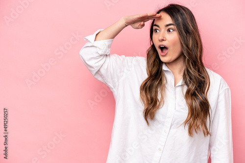 Cuadro en lienzo Young caucasian woman isolated on pink background looking far away keeping hand on forehead