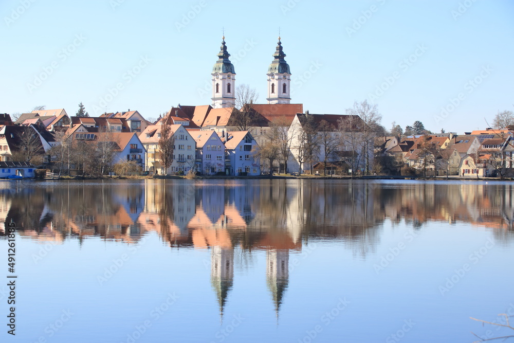Blick auf den Ort Bad Waldsee. Die Türme der Stiftskirche spiegeln sich im Stadtsee