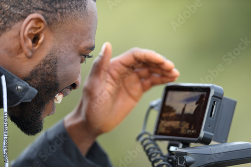 Εκτύπωση καμβά Videographer with black skin checking camera monitor