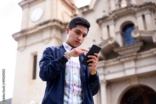 Behang Joven emocionado revisando su celular
