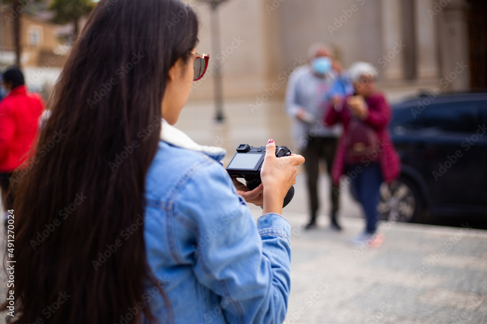 mujer turista con cámara de fotos