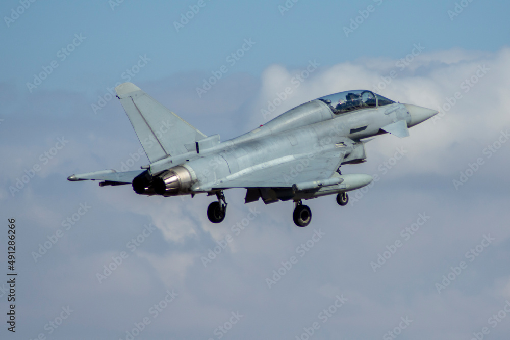 Reactor militar typhoon aterrizando Reactor militar typhoon aterrizando