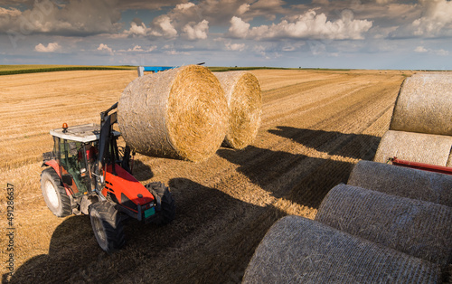 Stampa su tela Bale on tractor trailer in farm field