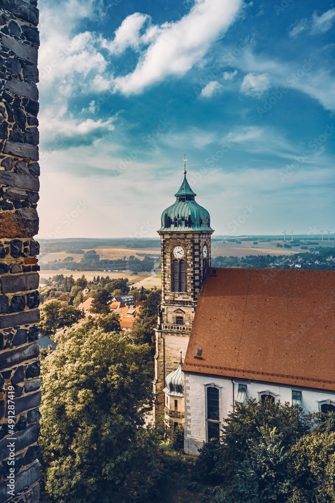 Aufnahme von der Burg Stolpen aus auf die Kirche und die Natur in der Sächsischen Schweiz. Burgmauer am Herrschaftssitz von Meißen. Höhenburg, Schloss und Festung in der Nähe von Dresden. 