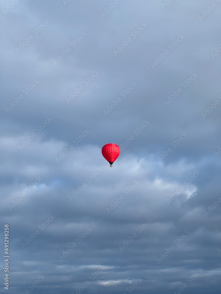 Fototapeta premium La mongolfiera rossa vola