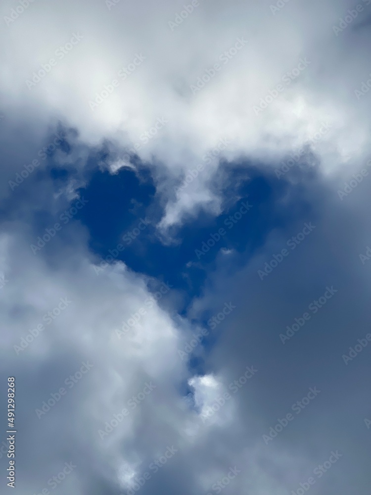 Nuvola a forma di cuore, amore.