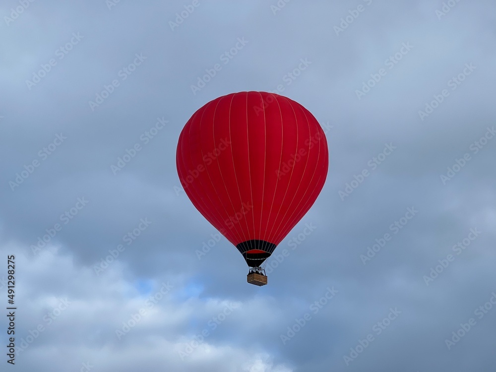 Mongolfiera rossa nel cielo blu Mongolfiera rossa nel cielo blu