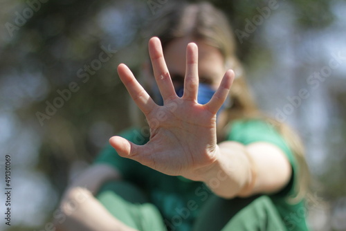 mão fazendo sinal de pare photo