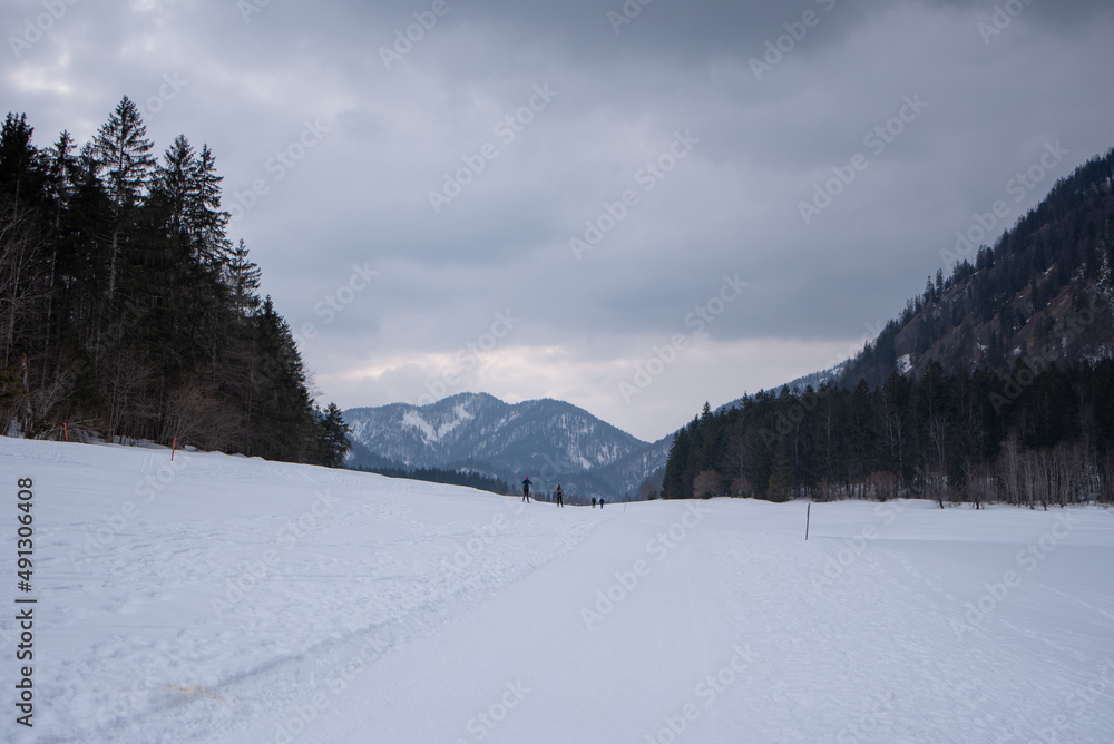Panorama mit Schnee und Mittersee bei Ruhpolding im Winter mit Wolken