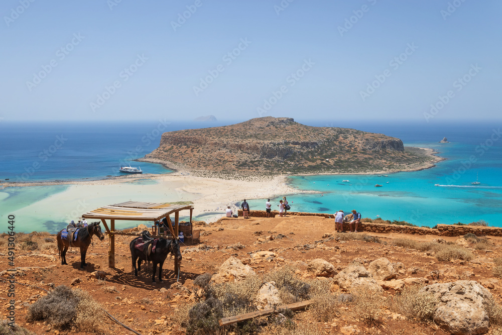 Rest point on the way to the Balos beach, with beautiful Balos lagoon in the background