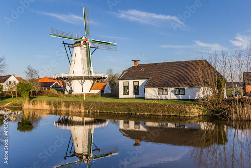 Cuadro en lienzo Historic windmill reflecting in the Damsterdiep river in Ten Boer, Netherlands