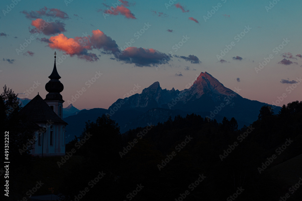 Fototapeta premium Maria Gern Kirche, Watzmann, Alpenglühen
