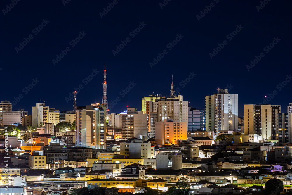 Naklejka premium Varginha, Minas Gerais, Brazil: Night view of the well-known city of et in the south of Minas Gerais