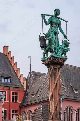 Wasserträgerszene, Raubrunnen, Freiburg, Deutschland photo