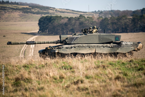 British army FV4034 Challenger 2 main battle tank with the commander and gunner Fototapet
