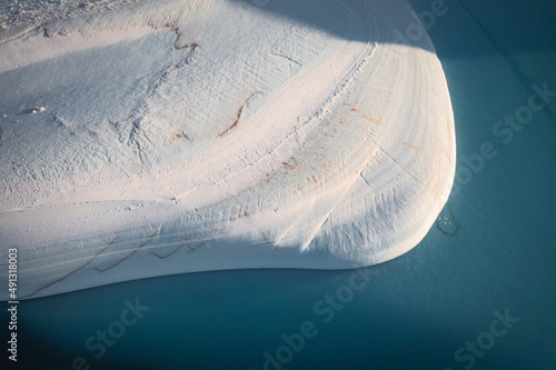 Enormes icebergs al atardecer desde punto de vista aéreo © Néstor Rodan