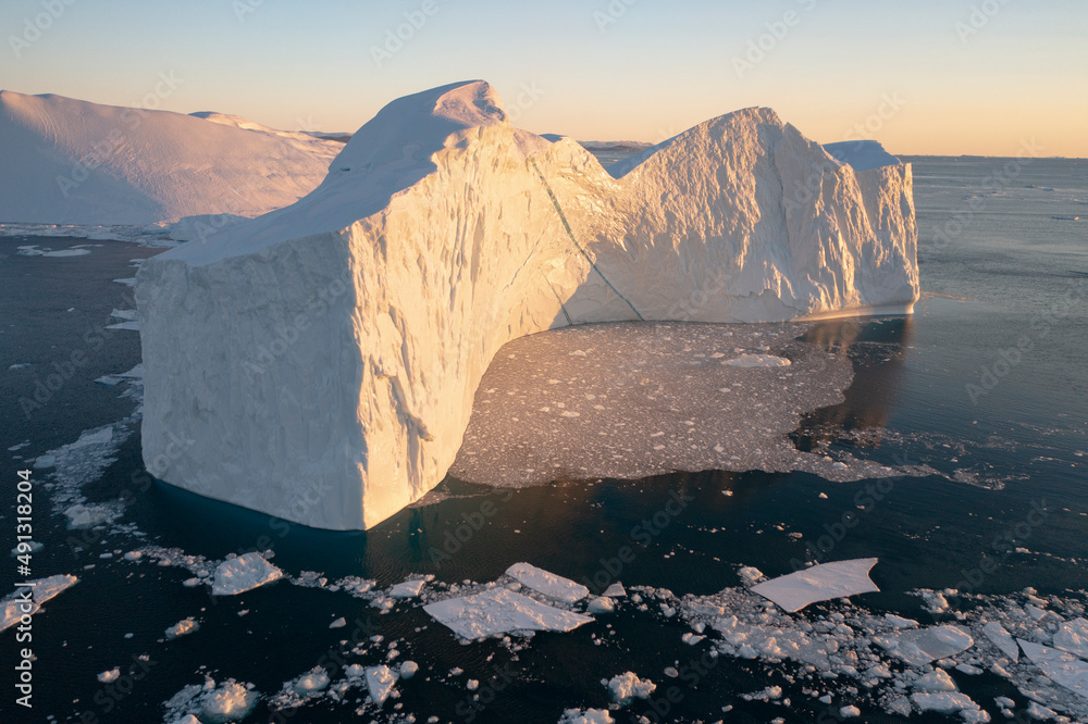 Enormes icebergs flotando sobre el mar desde punto de vista aéreo Stock ...
