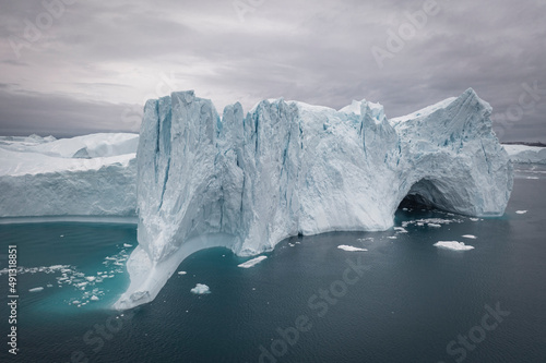 barco cerca de iceberg desde punto de vista aéreo photo