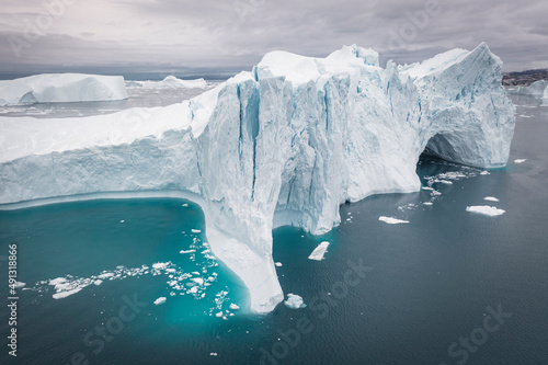 barco cerca de iceberg desde punto de vista aéreo © Néstor Rodan