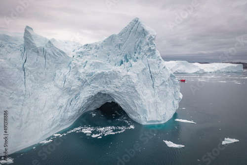 barco cerca de iceberg desde punto de vista aéreo photo