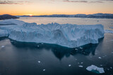 enormes icebergs de formas caprichosas flotando sobre el mar desde punto de vista aéreo