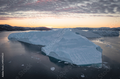 enormes icebergs de formas caprichosas flotando sobre el mar desde punto de vista aéreo © Néstor Rodan