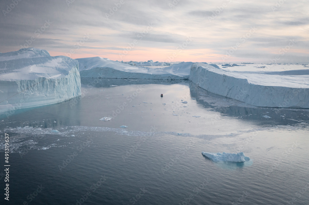 Enormes icebergs flotando en el mar desde punto de vista aéreo. Stock ...