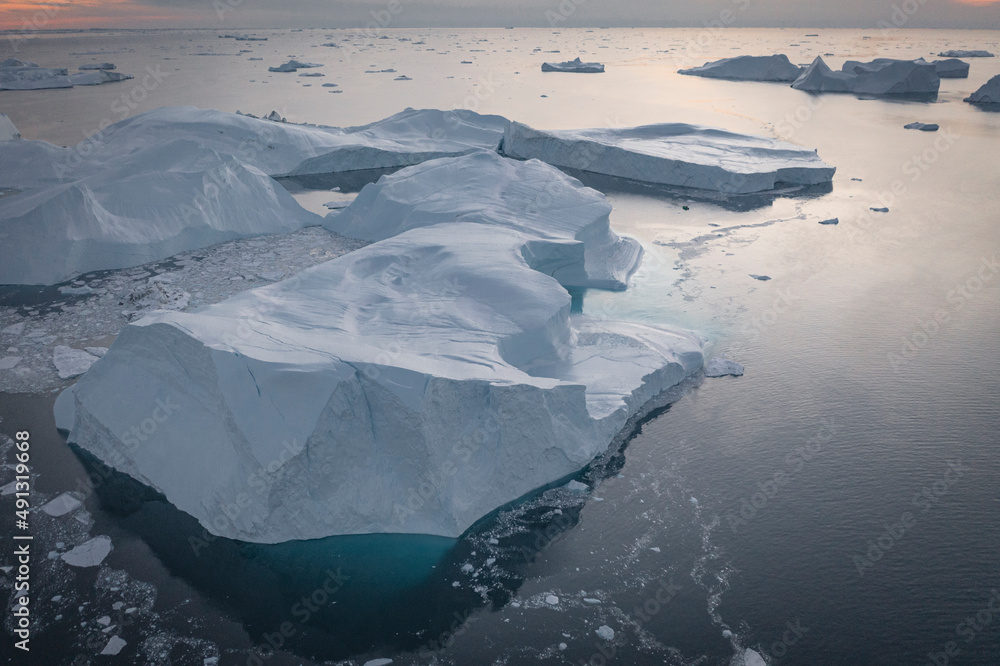 Enormes icebergs flotando en el mar desde punto de vista aéreo. Stock ...
