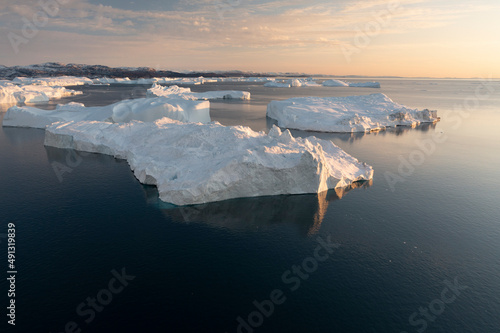 Enormes icebergs flotando en el mar desde punto de vista aéreo.