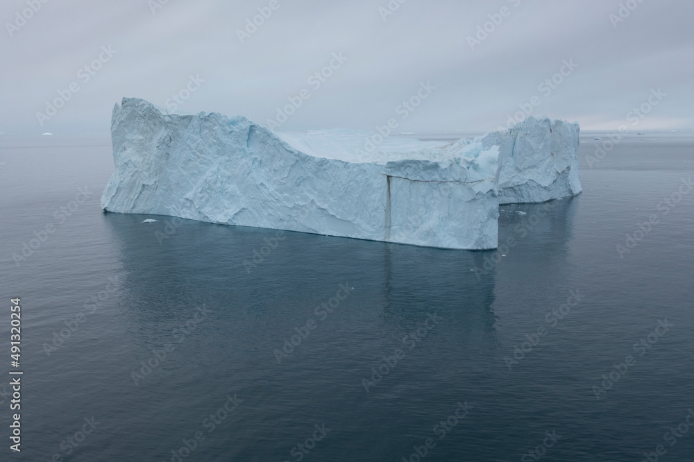 Enormes icebergs flotando en el mar desde punto de vista aéreo. Stock ...