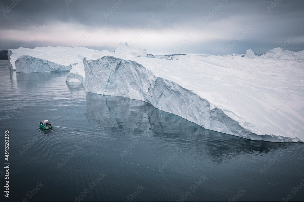 Enormes icebergs flotando en el mar desde punto de vista aéreo. Stock ...