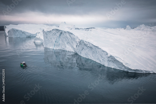 Enormes icebergs flotando en el mar desde punto de vista a  reo.