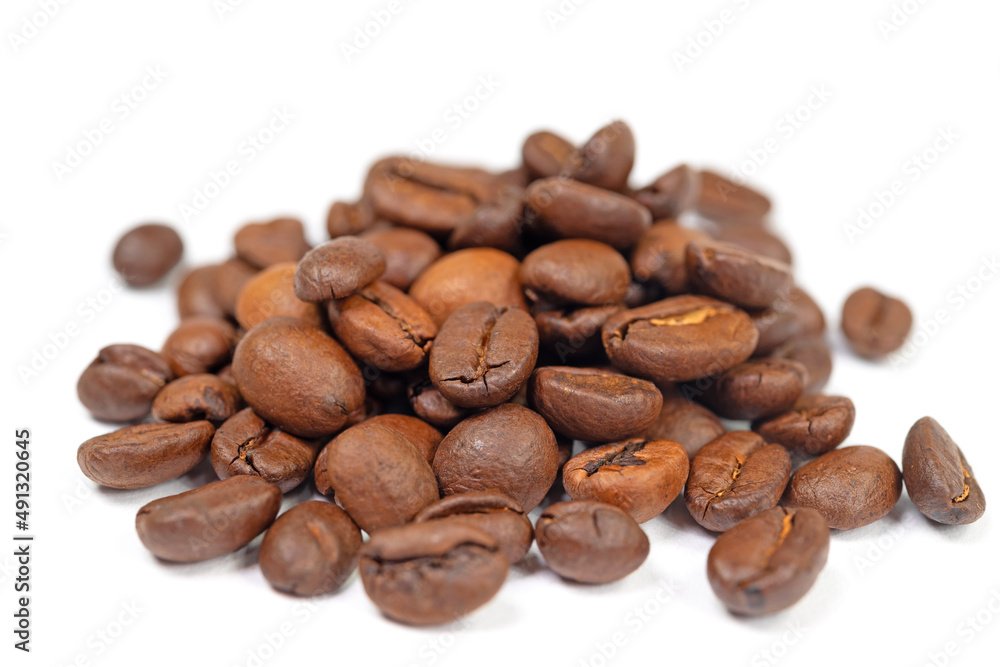 Geröstete Kaffeebohnen vor weißem Hintergrund Geröstete Kaffeebohnen vor weißem Hintergrund