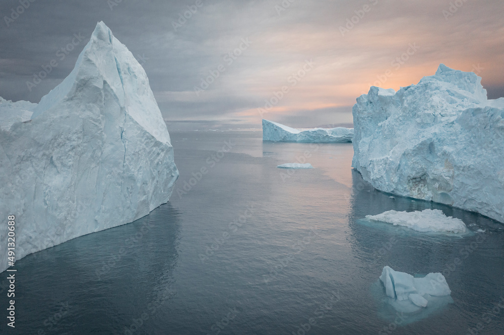 Enormes icebergs flotando en el mar desde punto de vista aéreo. Stock ...
