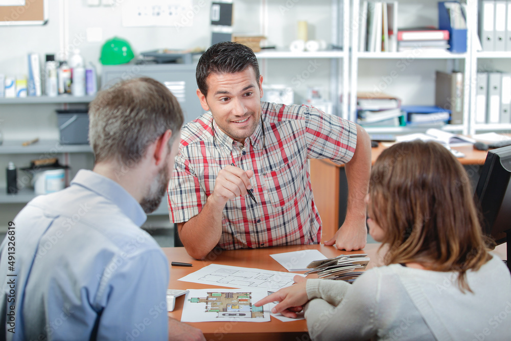 Obraz premium architect giving advice to customers