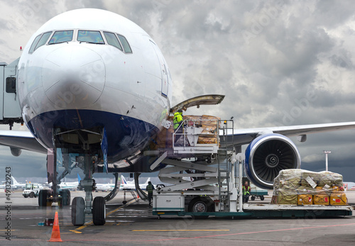 loading cargo photo