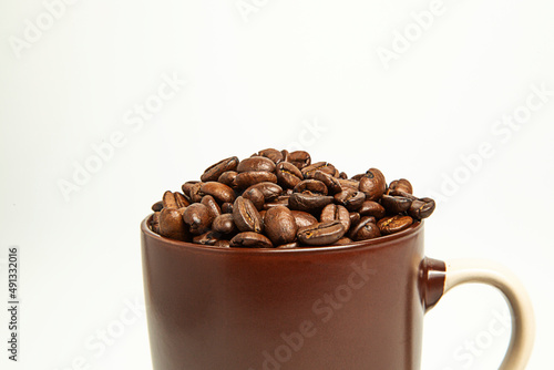Obraz na płótnie Coffee beans lie in brown mugs