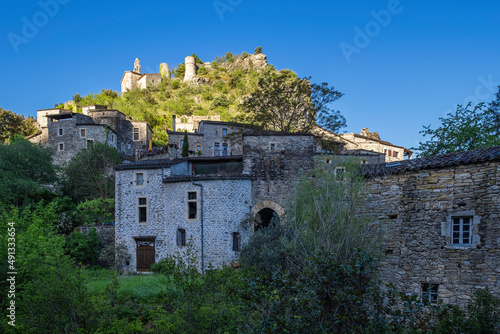 France, Ardèche (07), le vieux village de Rochecolombe sur la falaise calcaire. photo