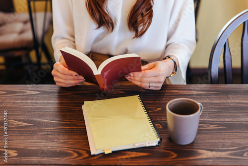 読書する女性の手元　reading photo