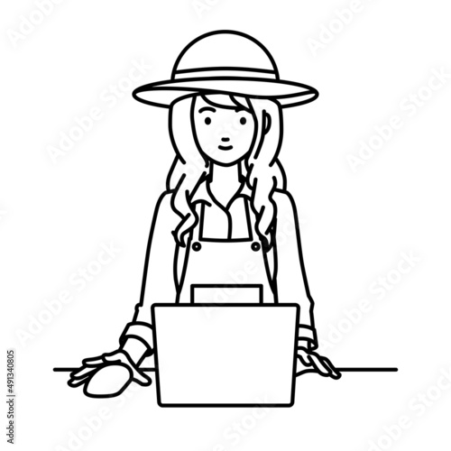 デスクで座ってPCを使っている農家の女性