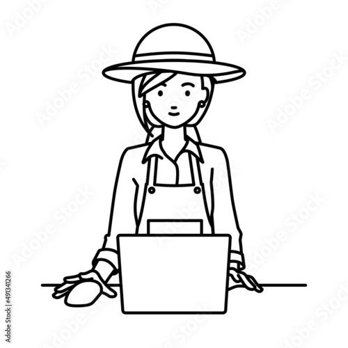 デスクで座ってPCを使っている農家の女性
