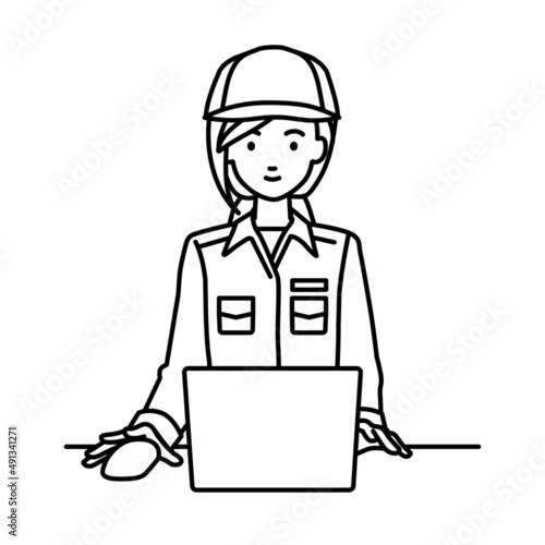 デスクで座ってPCを使っている作業員の女性