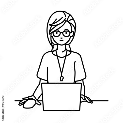 デスクで座ってPCを使っている教師の女性