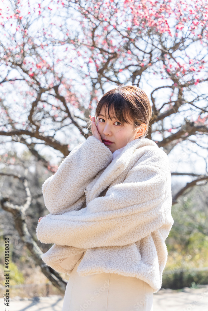 梅の花と女性 梅の花と女性