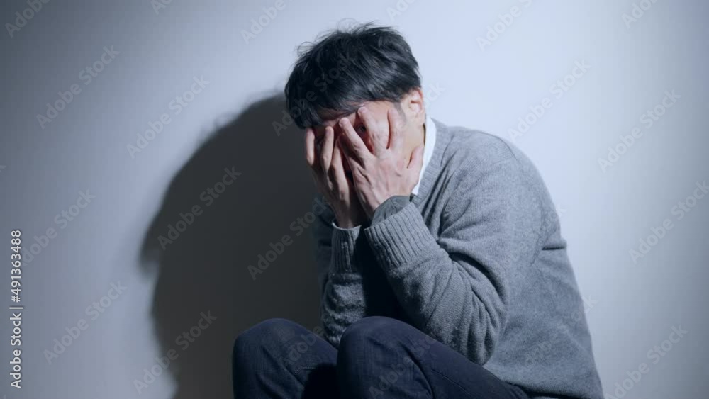 60p 怯えるミドル男性 60p 怯えるミドル男性