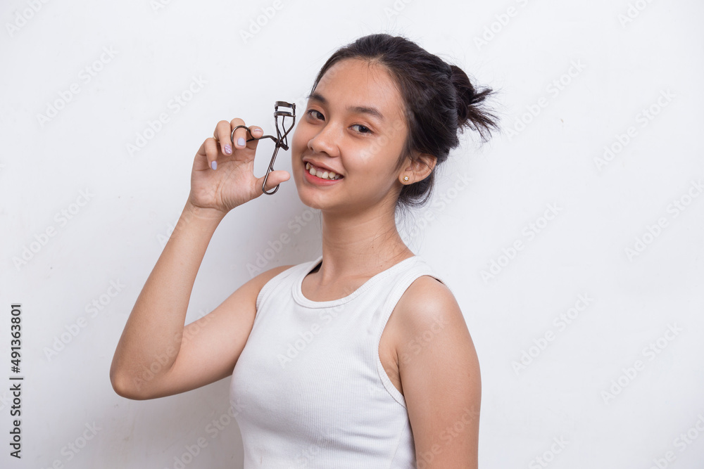 Beautiful young asian woman with eyelash curler isolated on white background
Beautiful young asian woman with eyelash curler isolated on white background