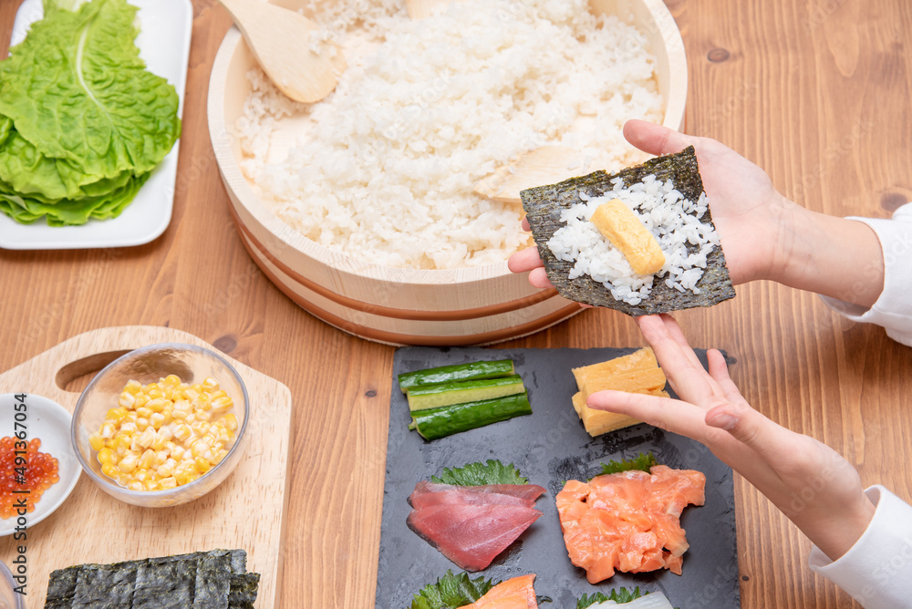 自宅で手巻き寿司を作る家族 Stock Photo | Adobe Stock
