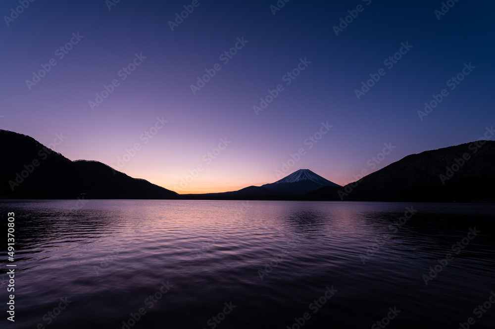 本栖湖と富士山の静かな朝の景色