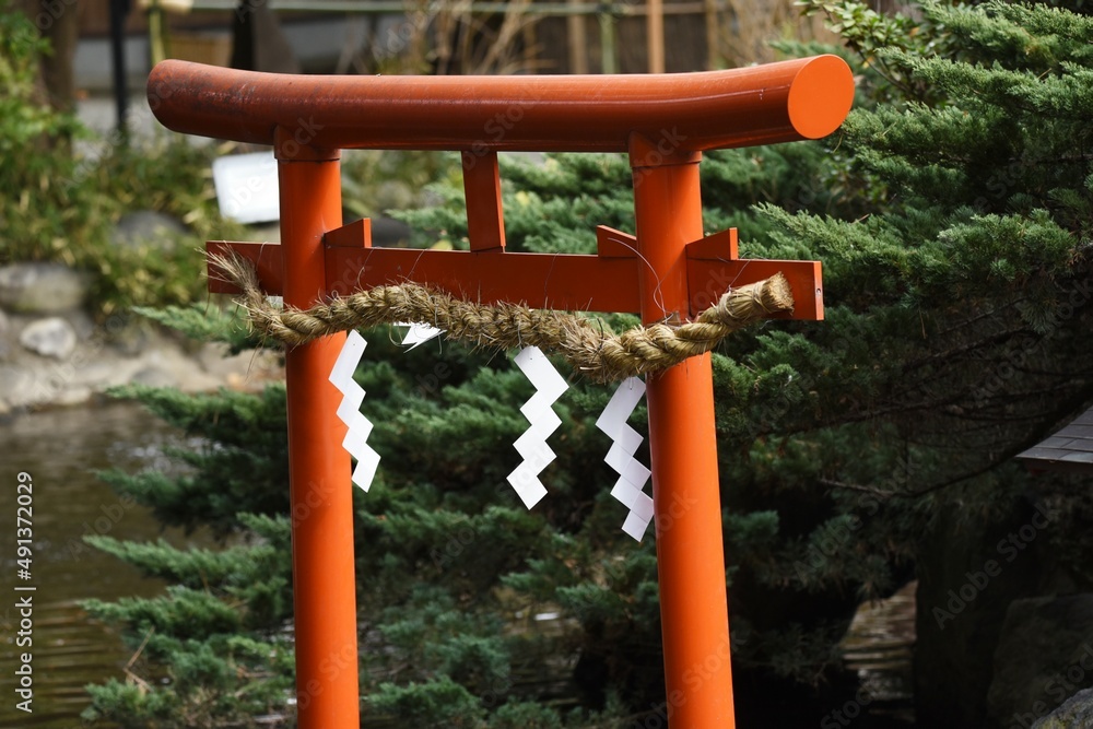 The culture and tradition of Japanese shrines Shimenawa. Shimenawa is a sacred rope of ric-straw.It separetes a holy place from other unclean places and is concidered a barrier against evil sprits. 