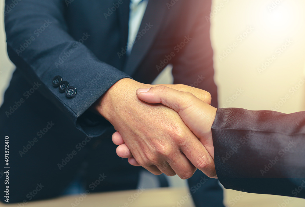 Obraz premium Partnership Business handshake trust Deal Success, Business owners shake hands to agree to work.Partners hold hands to accept work.Businessman agree concept